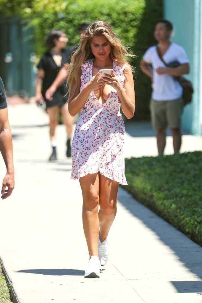 Kara Del Toro exhibe son décolleté à West Hollywood