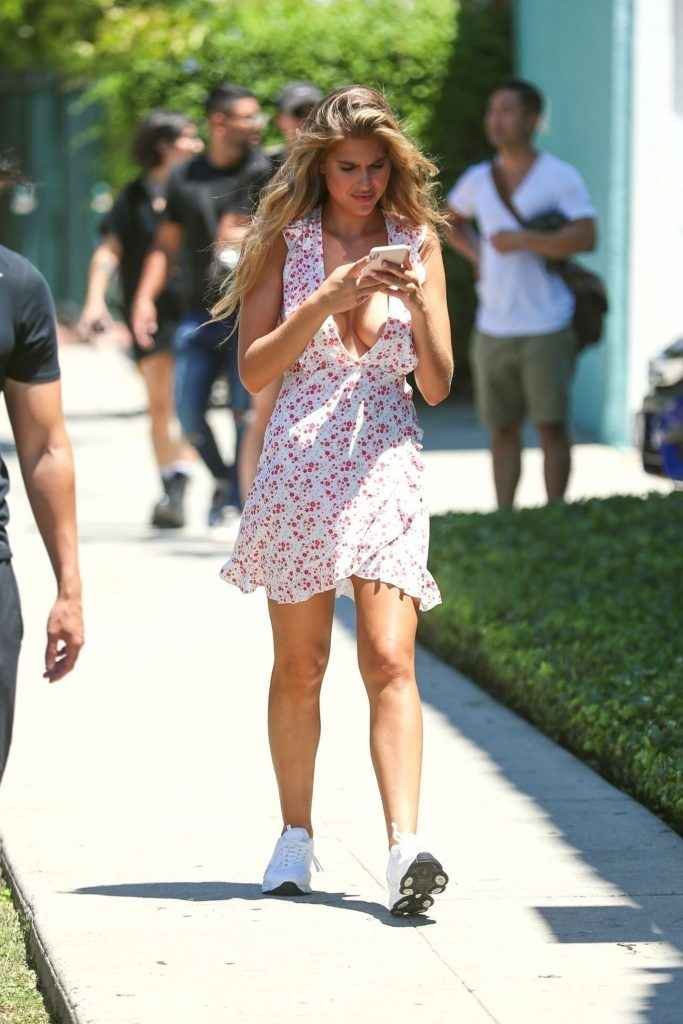 Kara Del Toro exhibe son décolleté à West Hollywood