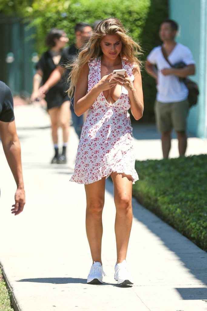 Kara Del Toro exhibe son décolleté à West Hollywood