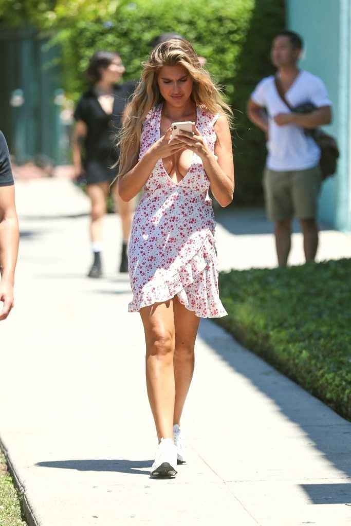 Kara Del Toro exhibe son décolleté à West Hollywood