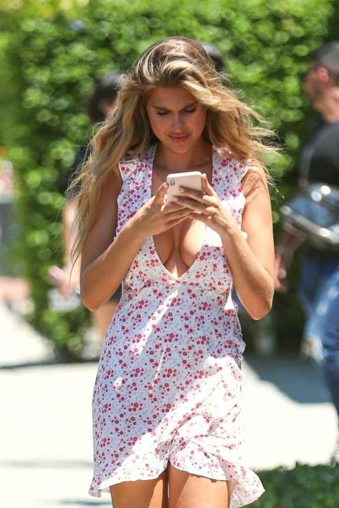 Kara Del Toro exhibe son décolleté à West Hollywood