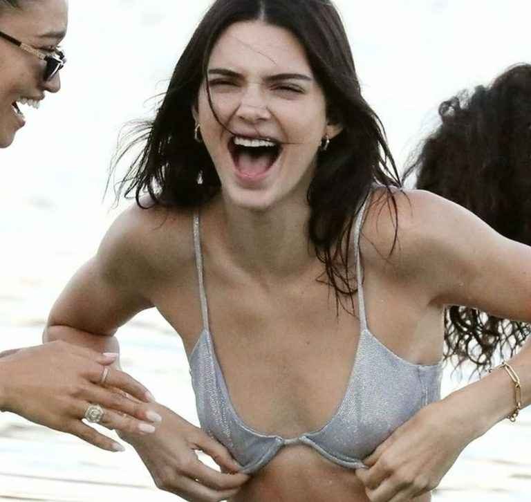 Kendall Jenner en bikini à Mykonos