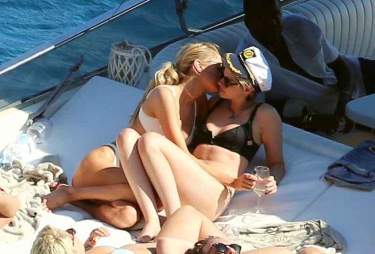 Kristen Stewart et Stella Maxwell s’embrassent sur un yacht en Italie