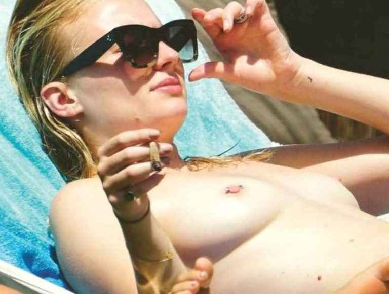 Sophie Turner seins nus à Ibiza