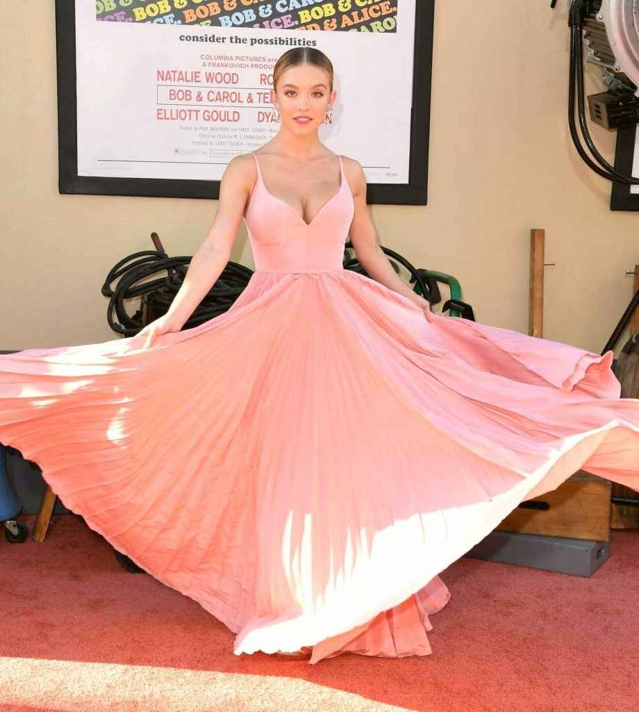 Sydney Sweeney exhibe son décolleté à Los Angeles