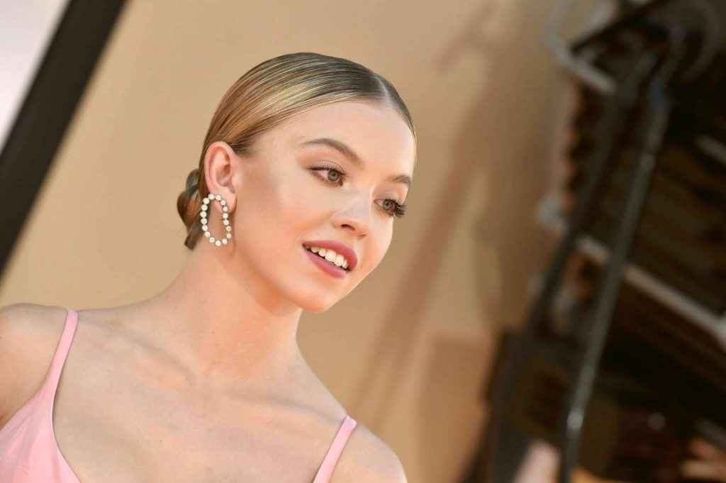 Sydney Sweeney exhibe son décolleté à Los Angeles