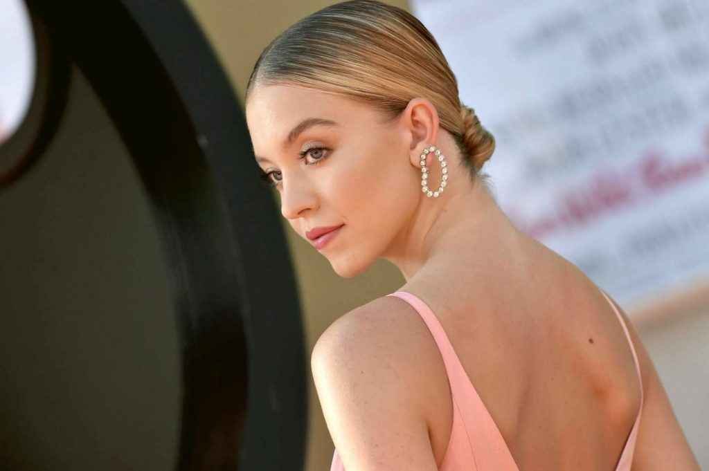 Sydney Sweeney exhibe son décolleté à Los Angeles