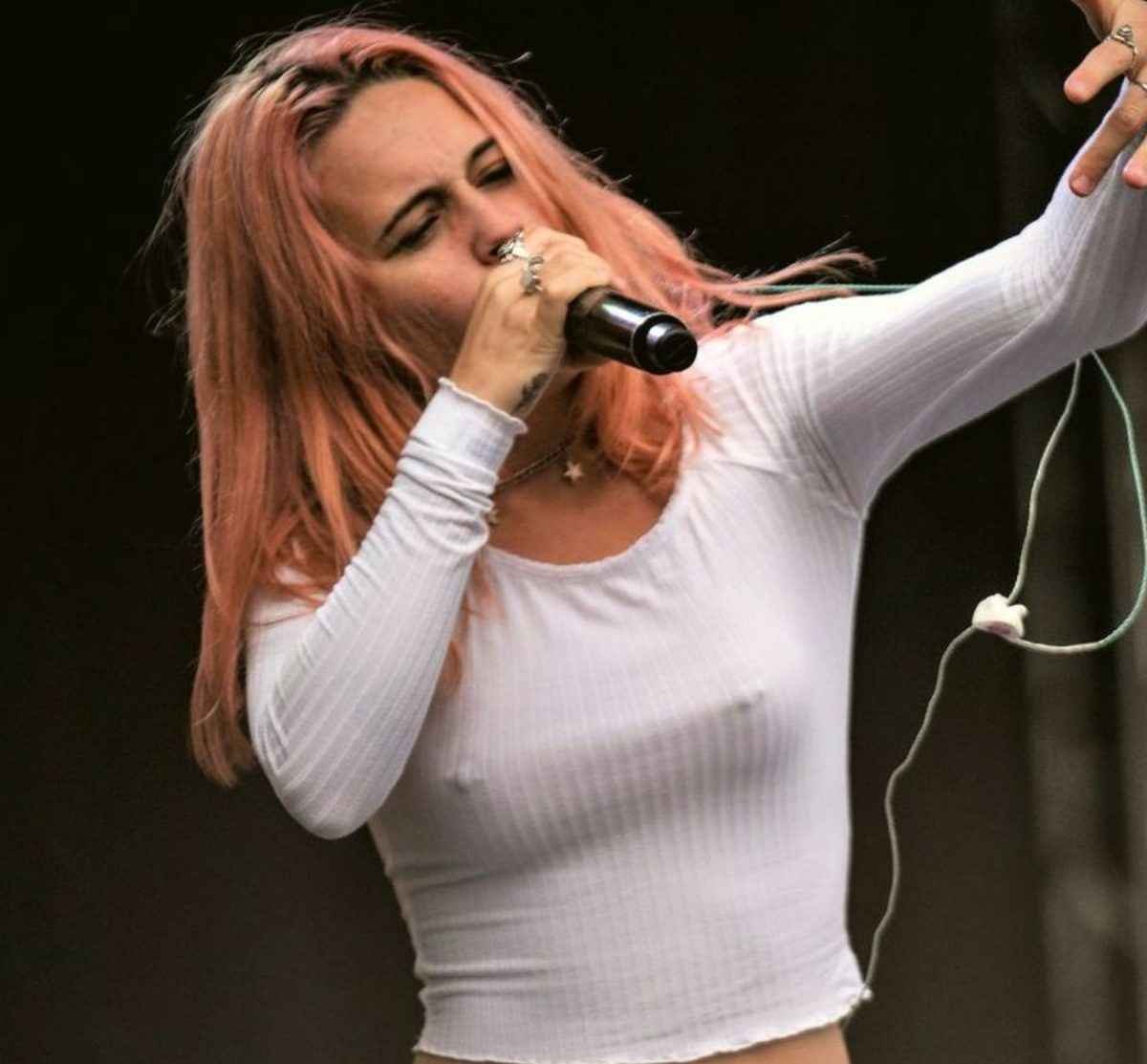 Bea Miller sans soutien-gorge en concert à San Fransisco