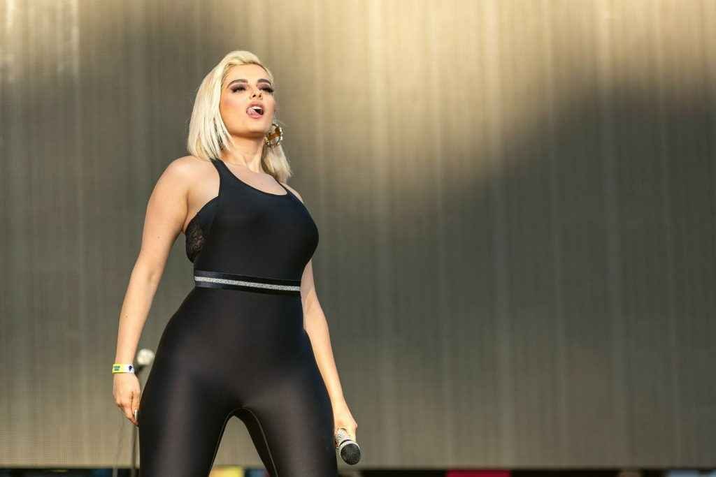 Bebe Rexha sexy en concert à San Fransisco