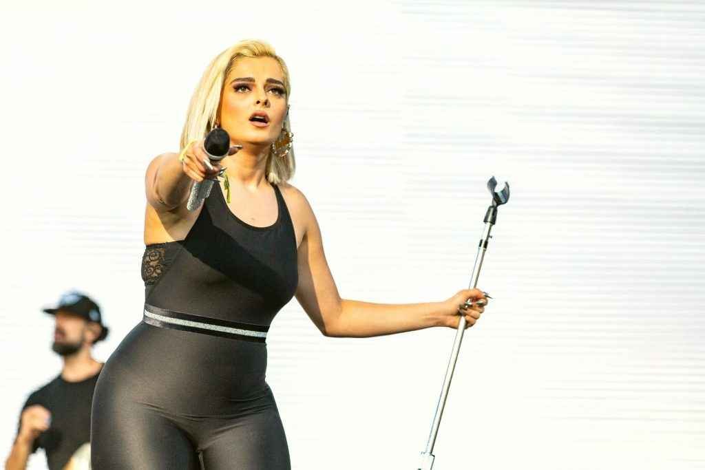 Bebe Rexha sexy en concert à San Fransisco