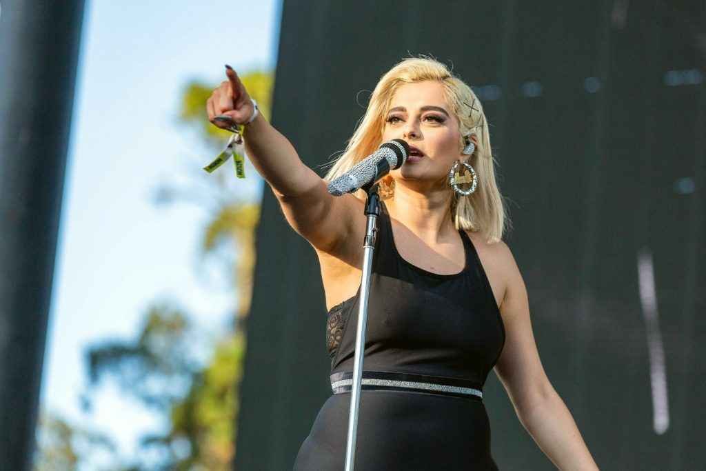 Bebe Rexha sexy en concert à San Fransisco