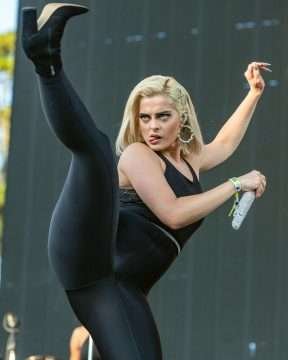 Bebe Rexha sexy en concert à San Fransisco