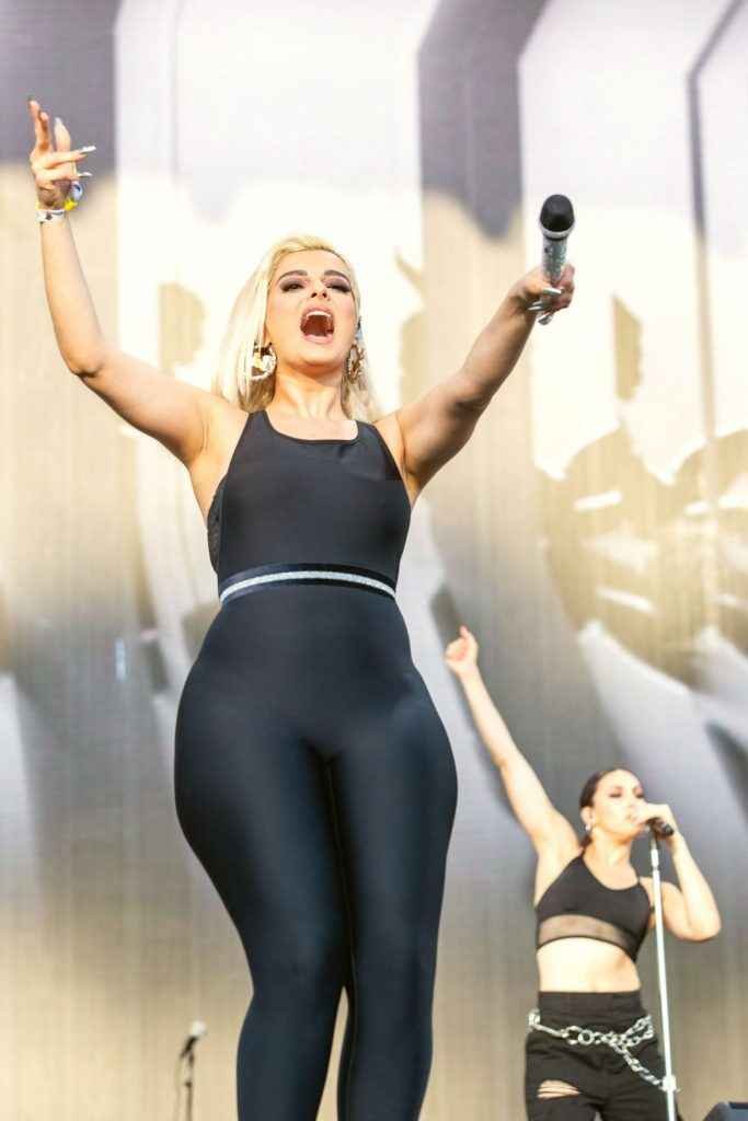 Bebe Rexha sexy en concert à San Fransisco