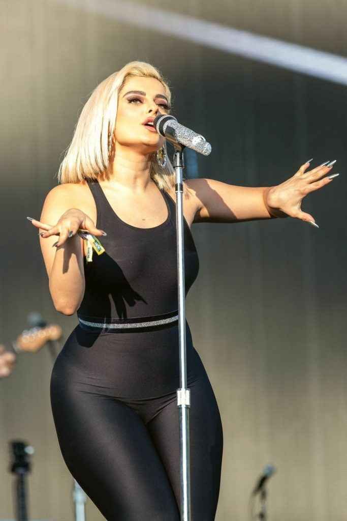 Bebe Rexha sexy en concert à San Fransisco