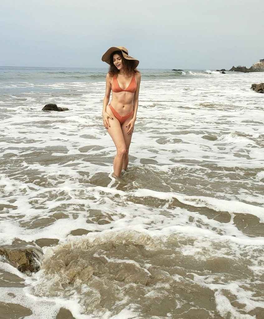 Blanca Blanco en bikini à Matador Beach