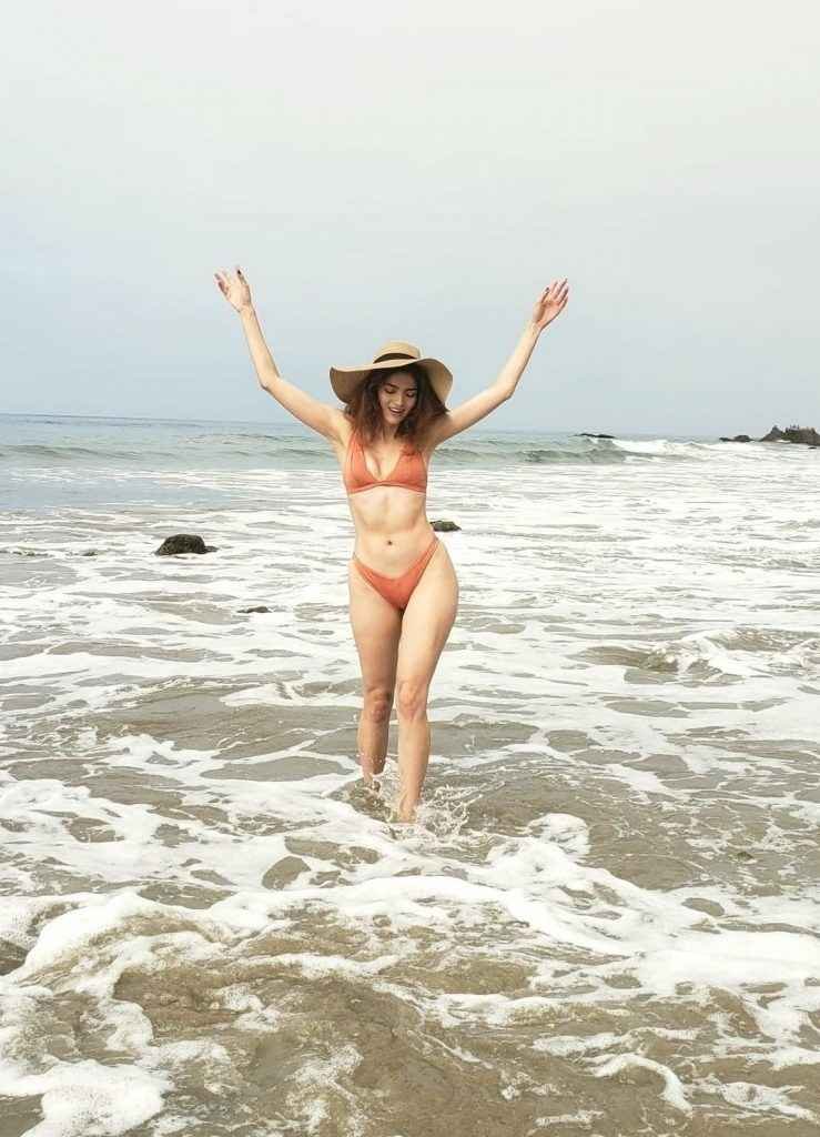 Blanca Blanco en bikini à Matador Beach