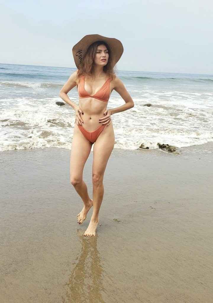 Blanca Blanco en bikini à Matador Beach