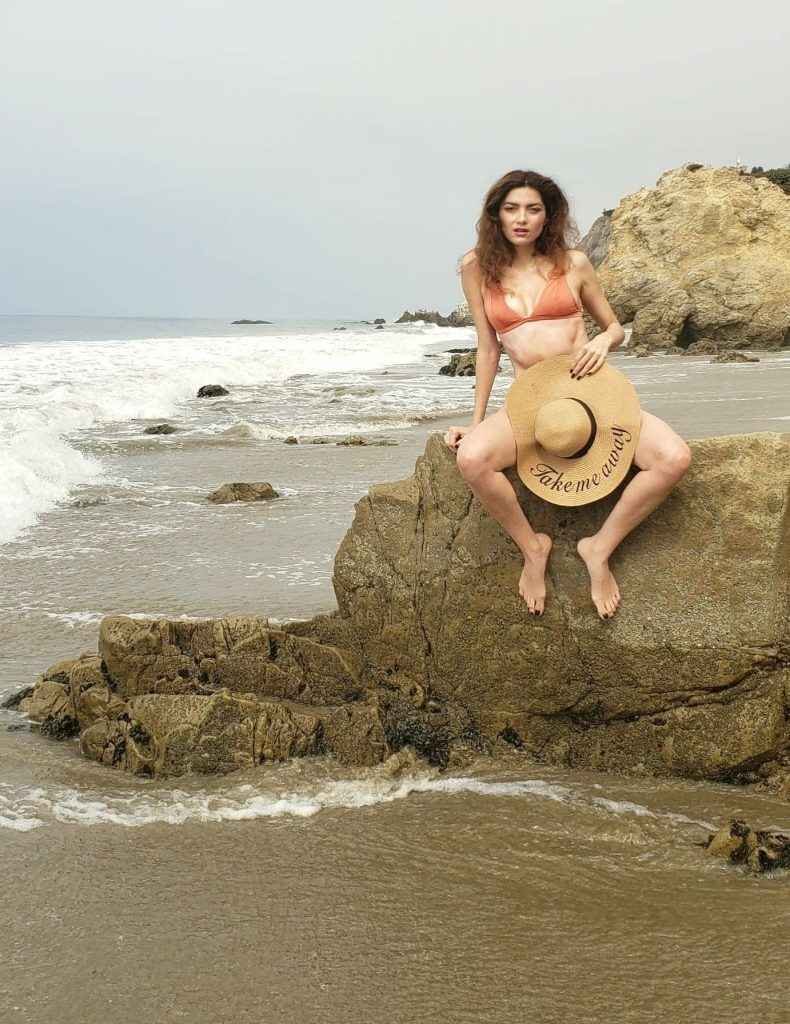 Blanca Blanco en bikini à Matador Beach