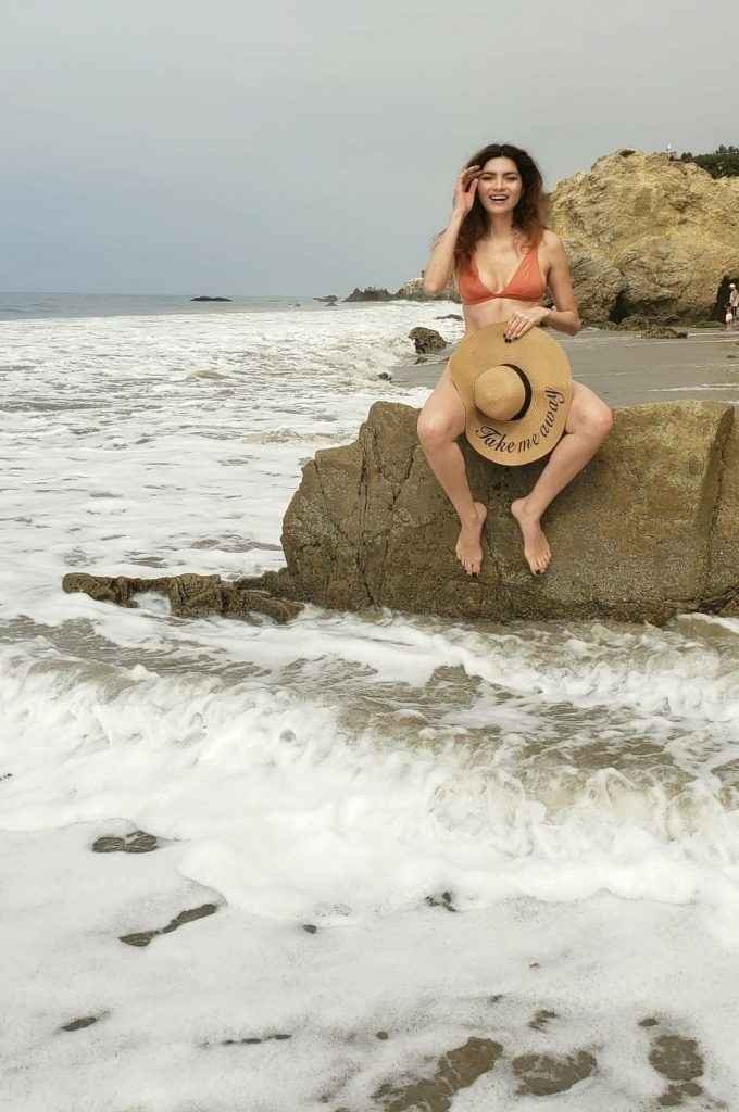 Blanca Blanco en bikini à Matador Beach