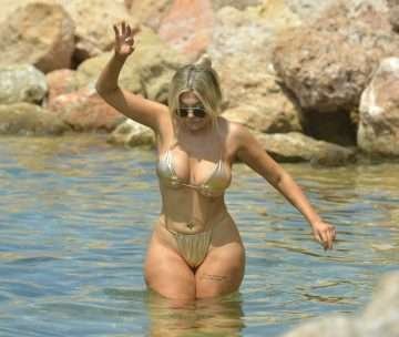 Chloe Ferry en bikini à Ibiza