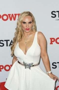 Coco Austin exhibe un décolleté massif à New-York