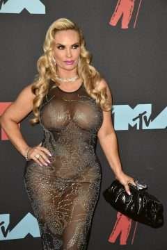 Coco Austin exhibe ses gros seins, ses fesses et sa petite culotte aux MTV VMA