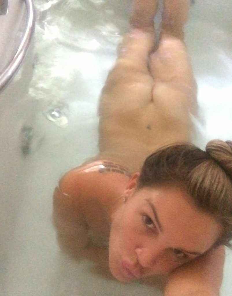 Danielle Lloyd nue, fellation et masturbation, les photos intimes