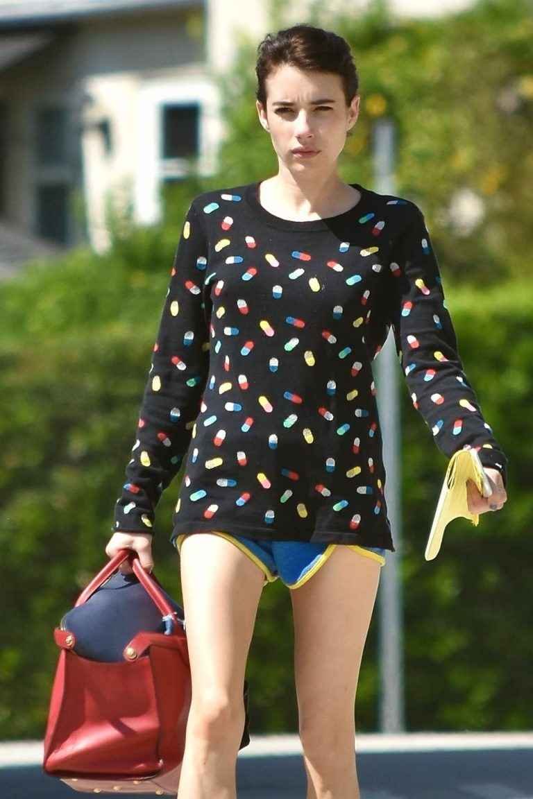 Emma Roberts sexy en short à Los Feliz