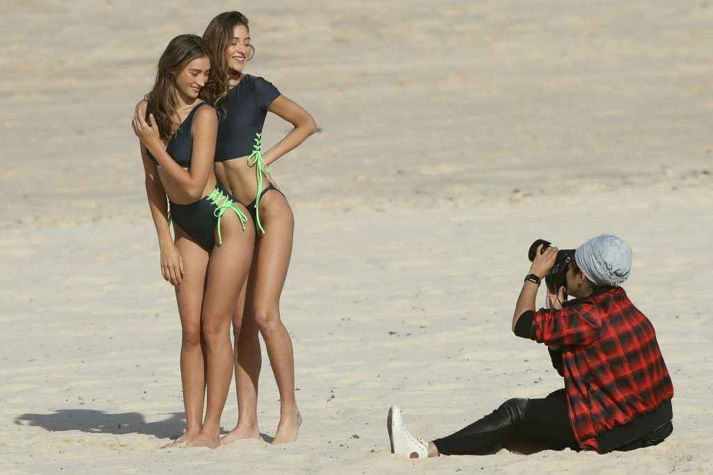 Gabrielle et Katya Gesco posent en bikini à Bondi Beach
