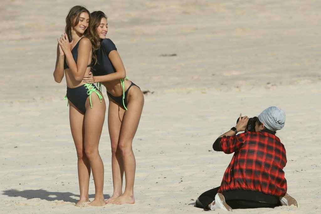 Gabrielle et Katya Gesco posent en bikini à Bondi Beach