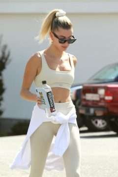 Hailey Baldwin en collants à Hollywood