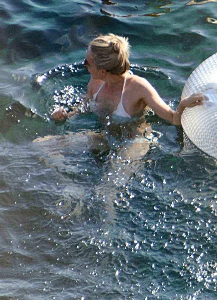 Heidi Klum bronze seins nus à Capri