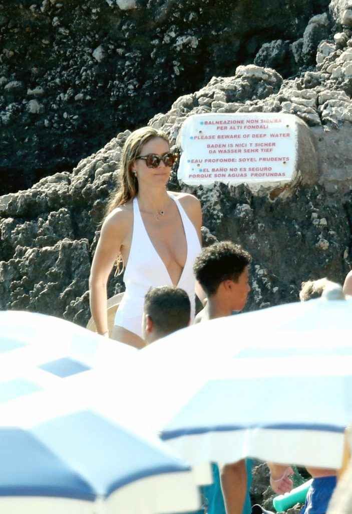 Heidi Klum bronze seins nus à Capri