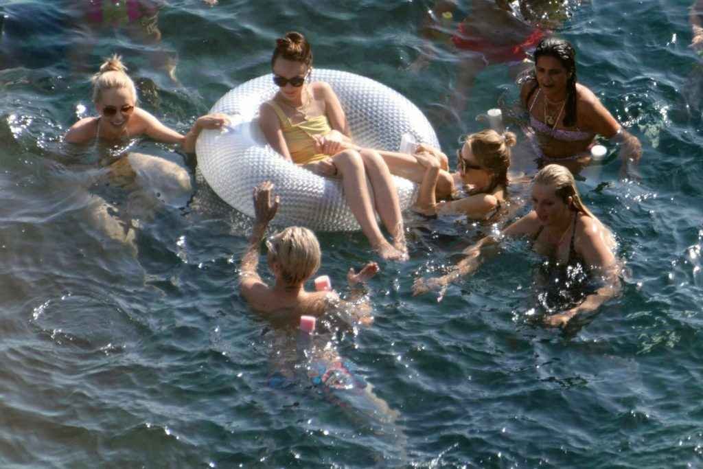 Heidi Klum bronze seins nus à Capri