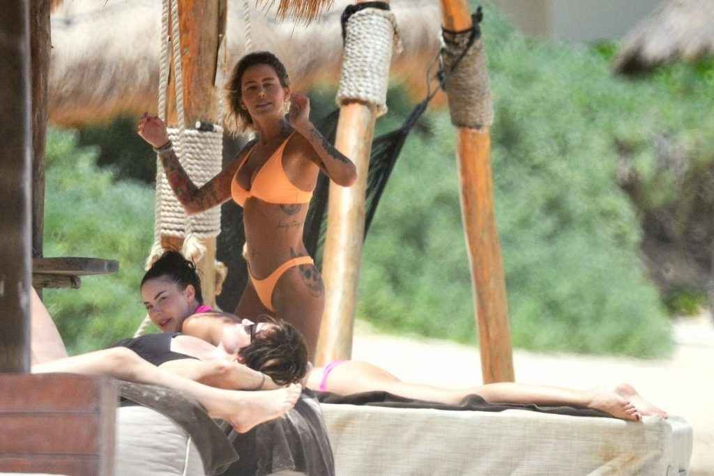 Jayde Nicole et Tina Louise : bikini et seins nus à Tulum