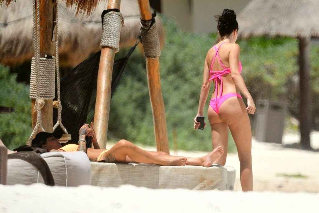 Jayde Nicole et Tina Louise : bikini et seins nus à Tulum