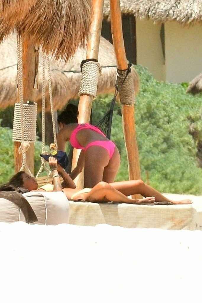 Jayde Nicole et Tina Louise : bikini et seins nus à Tulum