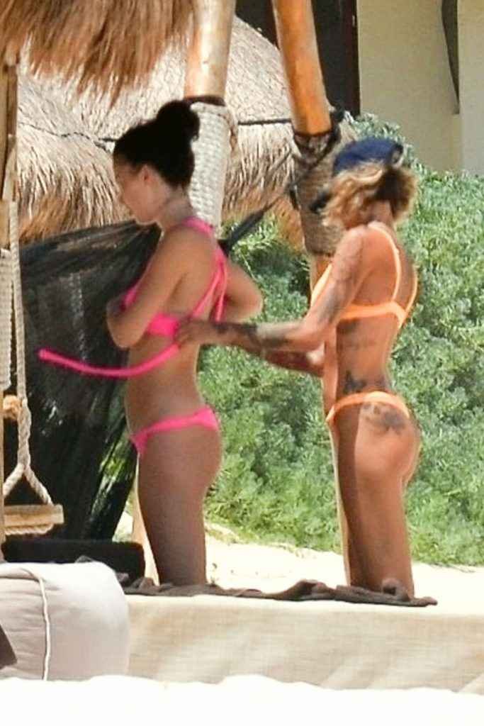 Jayde Nicole et Tina Louise : bikini et seins nus à Tulum