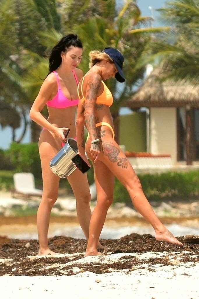 Jayde Nicole et Tina Louise : bikini et seins nus à Tulum