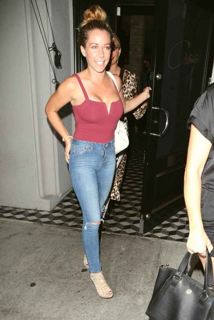 Kendra Wilkinson exhibe son décolleté à Santa Monica