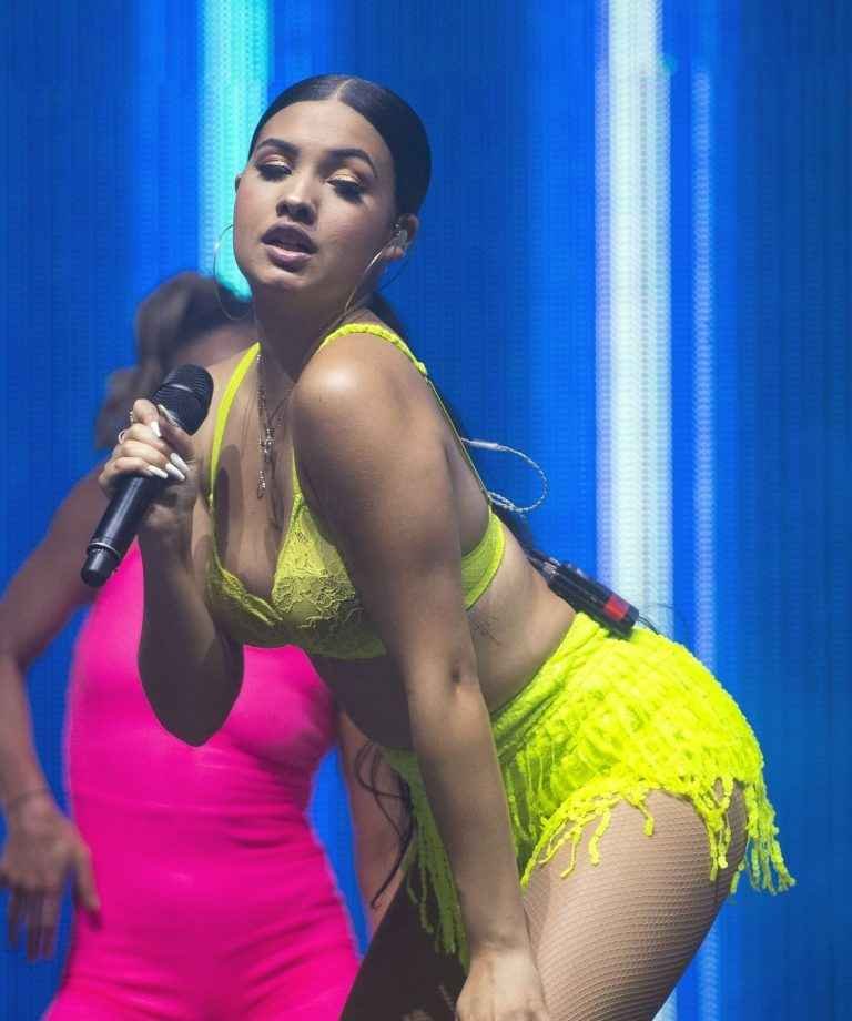 Mabel en soutien-gorge pour son concert à Leeds