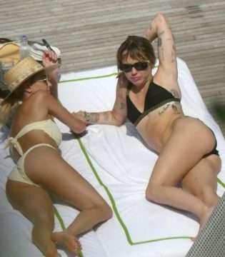 Miley Cyrus et Kaitlynn Carter en bikini en Italie