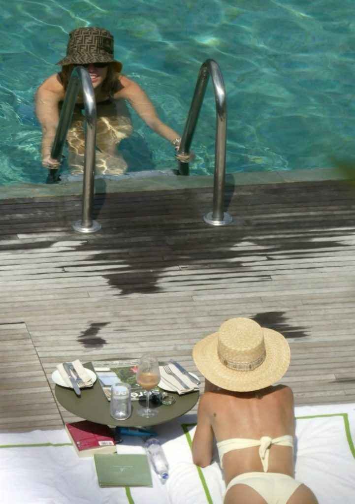 Miley Cyrus et Kaitlynn Carter en bikini en Italie