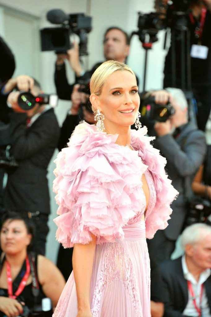 Molly Sims exhibe son décolleté à la Mostra de Venise