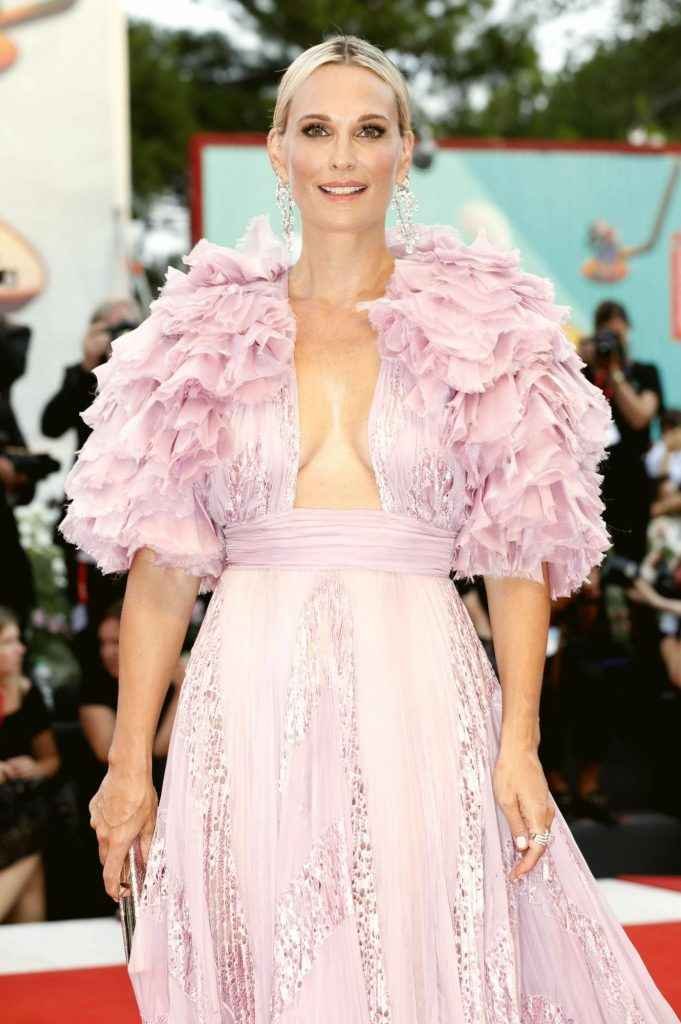 Molly Sims exhibe son décolleté à la Mostra de Venise