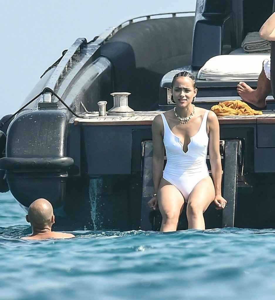 Nathalie Emmaniel en bikini en Italie