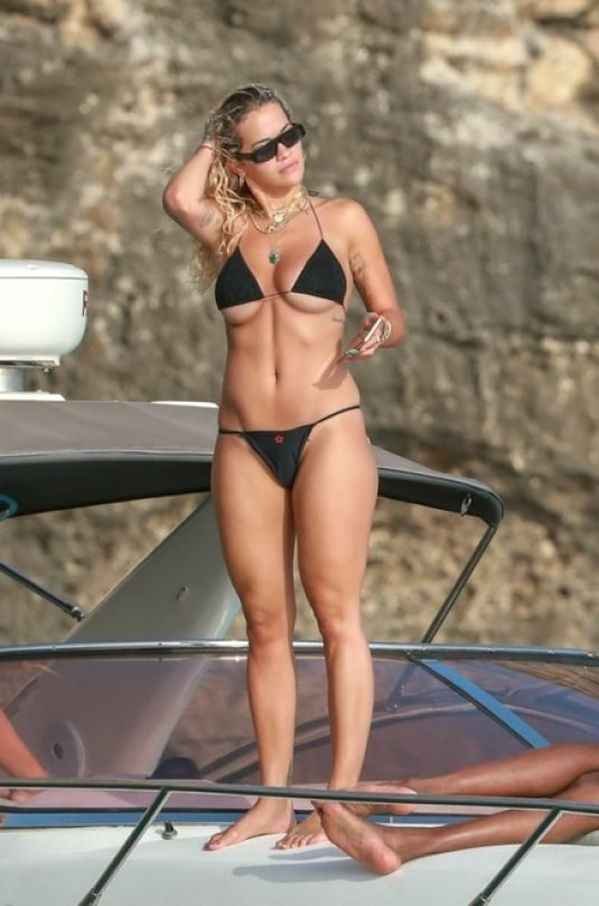 Rita Ora en bikini à Ibiza