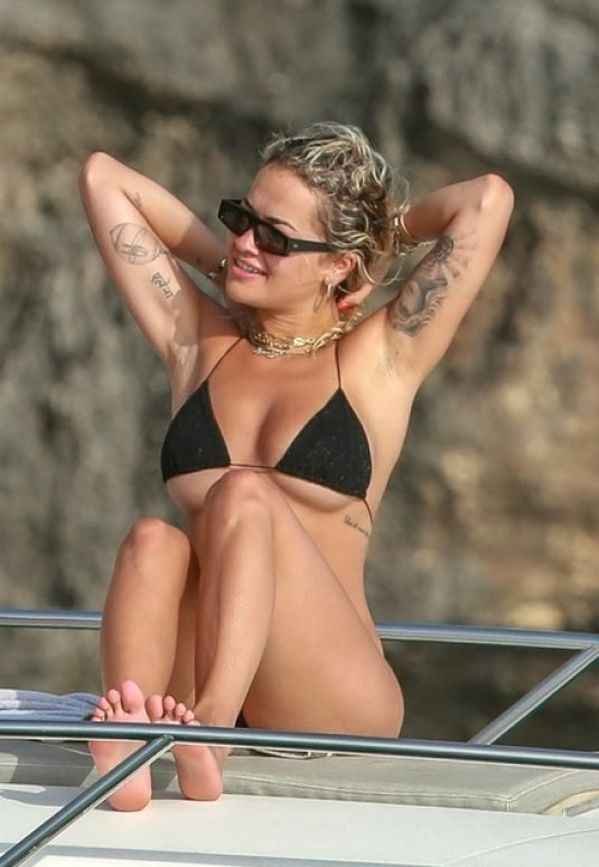 Rita Ora en bikini à Ibiza