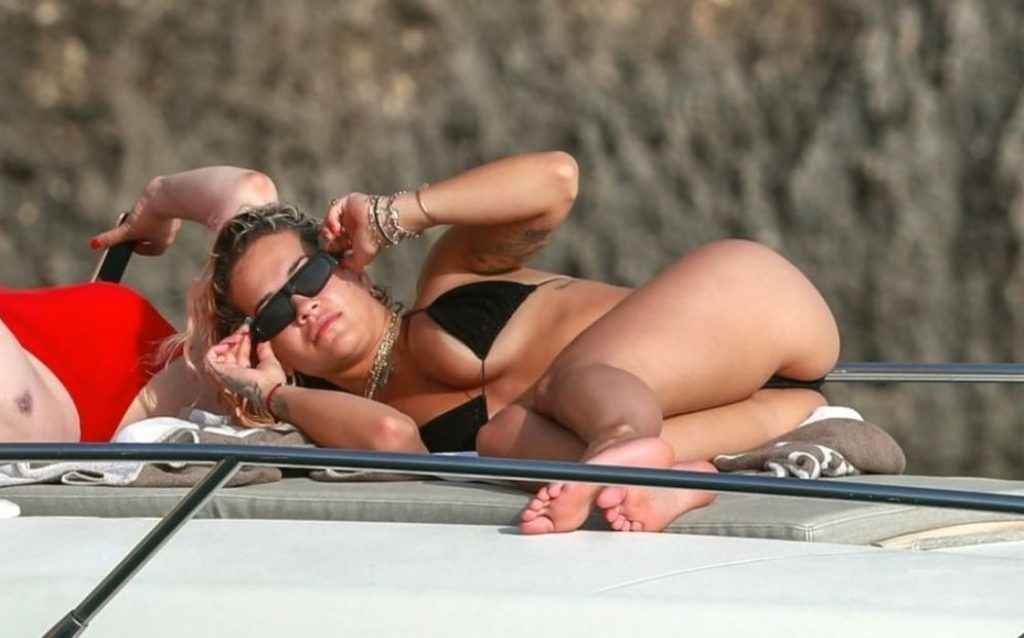 Rita Ora en bikini à Ibiza