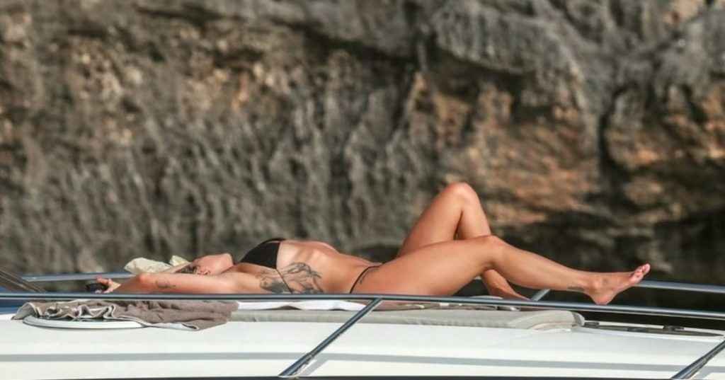 Rita Ora en bikini à Ibiza